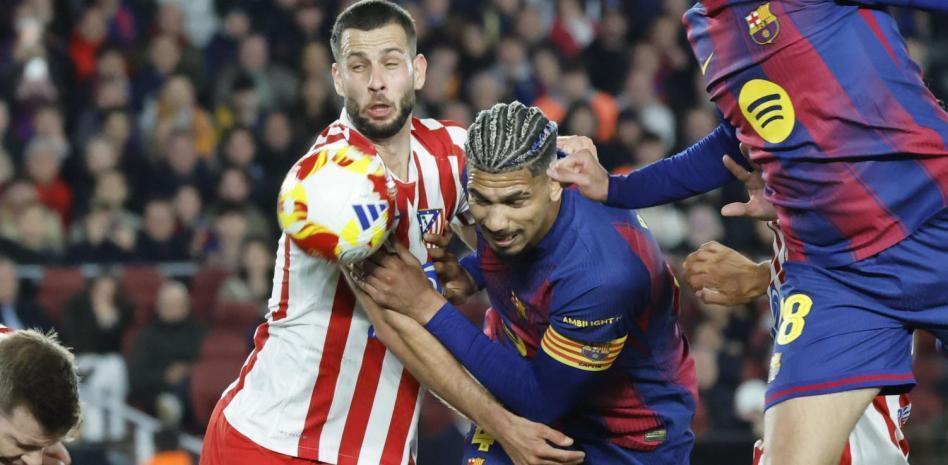 开云体育网址-世体:阿劳霍客串中锋牵制作用突出,他可以成为巴萨应急选择